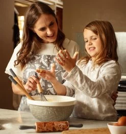 Warner Bros Hogwarts Apron -Warner Bros HI Lifestyle Apron2