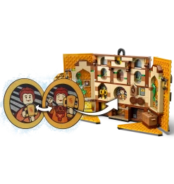 Warner Bros Hufflepuff House Banner LEGO -Warner Bros Huff House Banner LEGO3