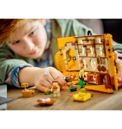 Warner Bros Hufflepuff House Banner LEGO -Warner Bros Huff House Banner LEGO8